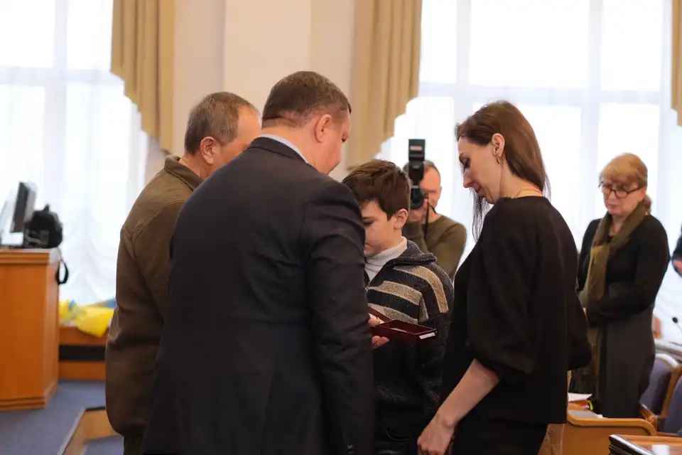 Кіровоградщина: під час сесії облради родинам загиблих захисників вручили державні нагороди (ФОТО)