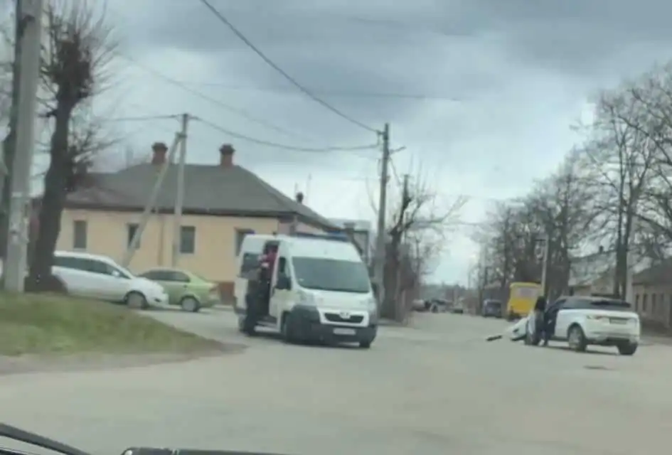 У Кропивницькому на перехресті зіткнулися ВАЗ та Range Rover, є постраждалий