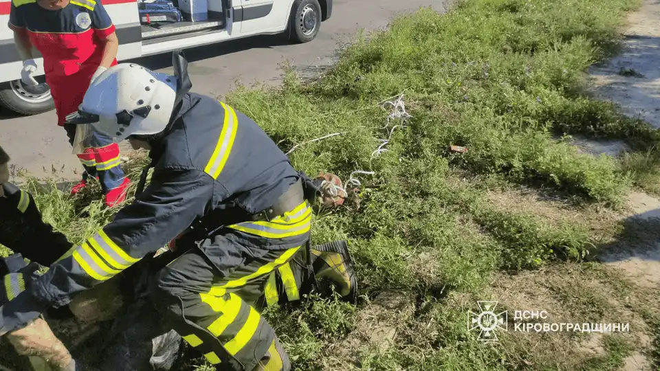 Упав у каналізаційну яму: на Кіровоградщині рятувальники допомогли чоловікові вибратися