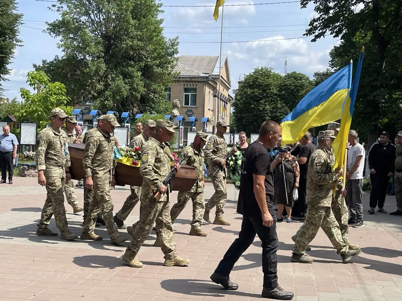провели в останню путь Вадима Хоменка який загинув на Луганщині