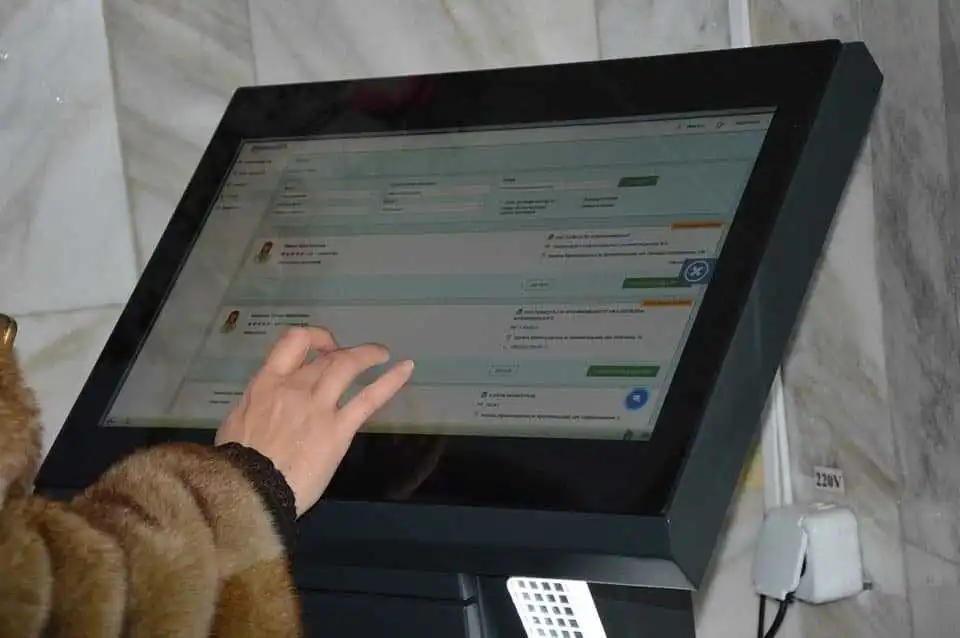 У Кpопивницькому в міській дитячій поліклініці запpацювала «електpонна чеpга» (ФОТО)