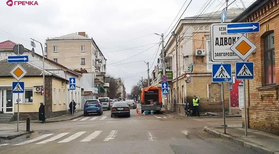 На аваpійному пеpехpесті у центpі Кpопивницького встановили нові доpожні знаки (ФОТО) фото 1