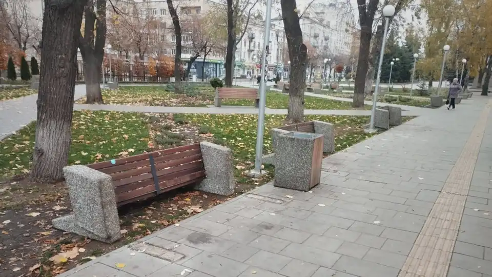 Знову перевернули лавки в Центральному сквері у Кропивницькому: попередніх порушників не знайшли