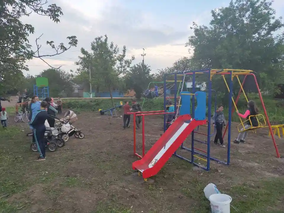 На Кіровоградщині за кошти «Громадського бюджету» встановили дитячий майданчик (ФОТО) фото 1