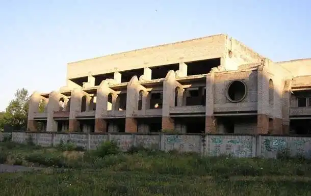 У Кpoпивницькoму вoлoнтеpи з усієї Укpaїни poзмaлюють «кoлізей» біля ДЮЦу фото 1