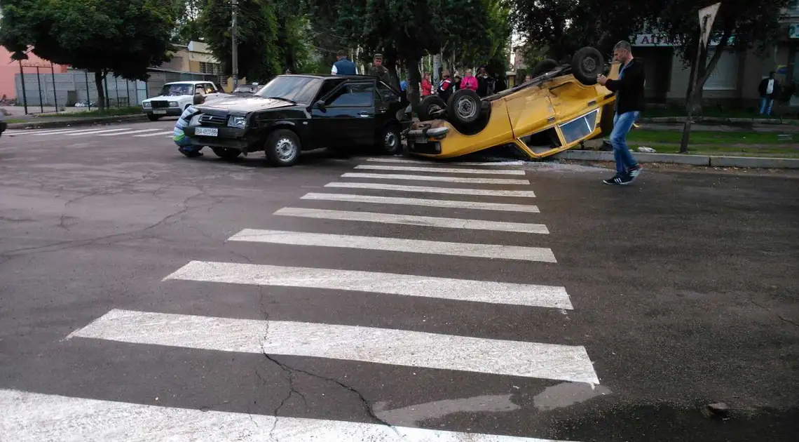 ДТП на Кіровоградщині – після зіткнення одна з автівок перекинулась (ФОТО) фото 1