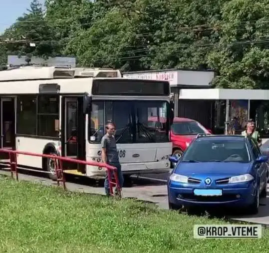 У Кропивницькому від тролейбуса відвалилася деталь та впала на автівку позаду фото 1