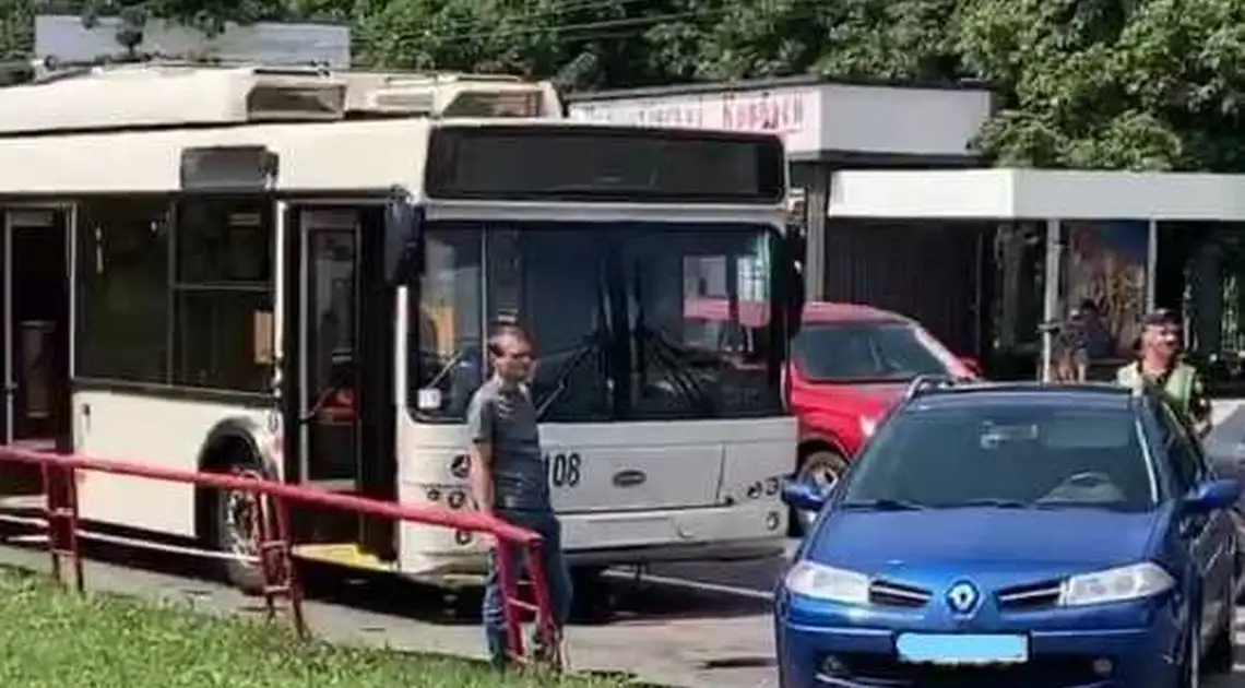 У Кропивницькому від тролейбуса відвалилася деталь та впала на автівку позаду фото 1