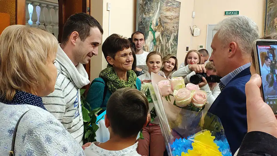 У Кропивницькому зустріли звільненого з російського полону Романа Мокряка (ФОТО)