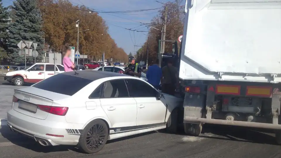 ДТП з вантажіівкою і легковиком сталась у Кропивницькому