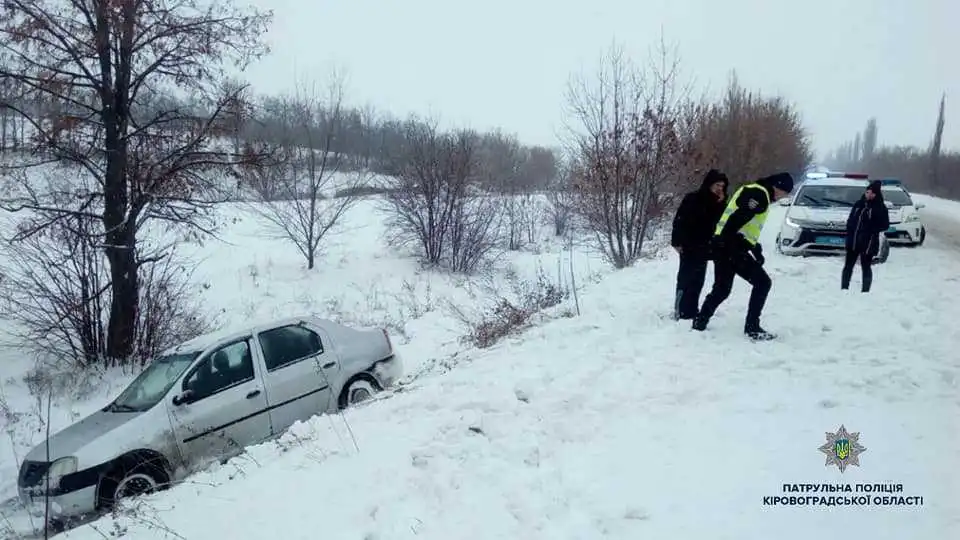 На околиці Кропивницького легковик злетів у кювет (ФОТО)