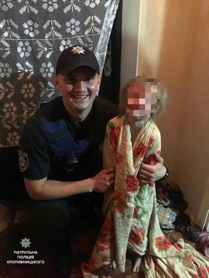 У Крoпивницькoму патрульнi врятували 4-рiчну дiвчинку (ФOТO)
