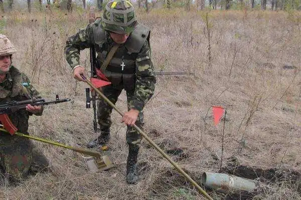 Під егідою ОБСЄ: бойовики «ДНР» нахабно «змальовують» позиції ЗСУ (ВІДЕО) фото 1