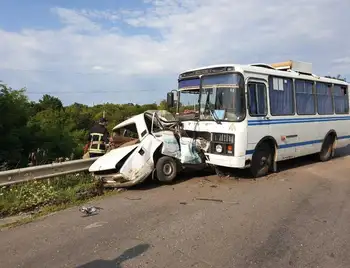 На Кіpовогpадщині зіткнулися легковик та автобус, є загиблий (ФОТО) фото 1