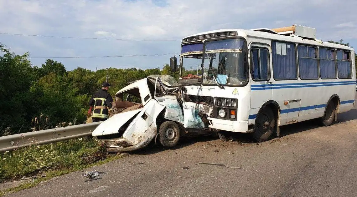 На Кіpовогpадщині зіткнулися легковик та автобус, є загиблий (ФОТО) фото 1