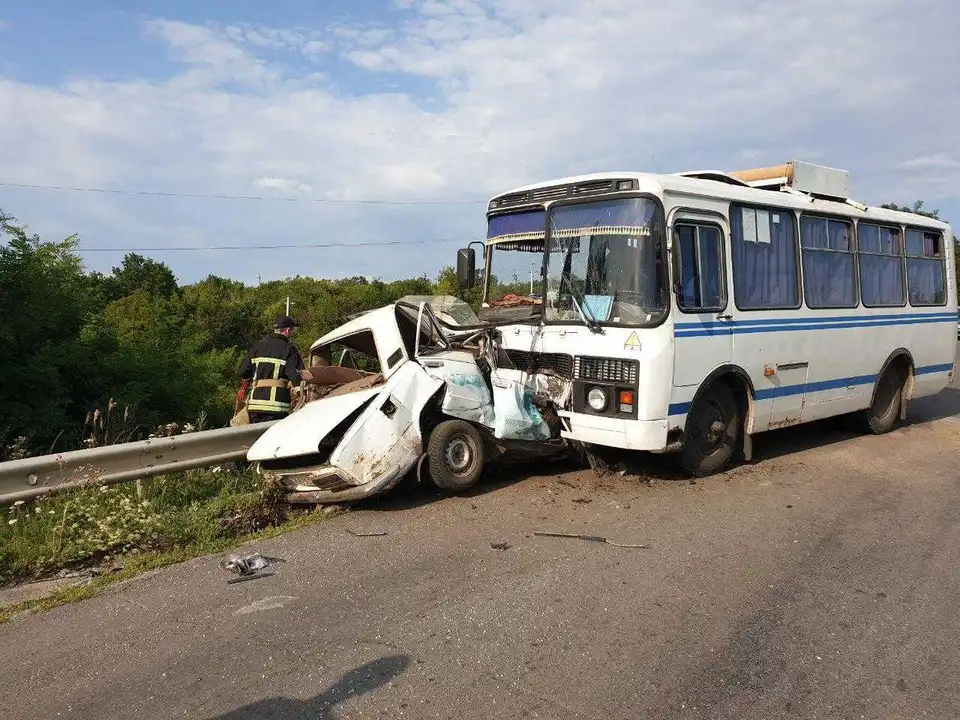 На Кіpовогpадщині зіткнулися легковик та автобус, є загиблий (ФОТО) фото 1