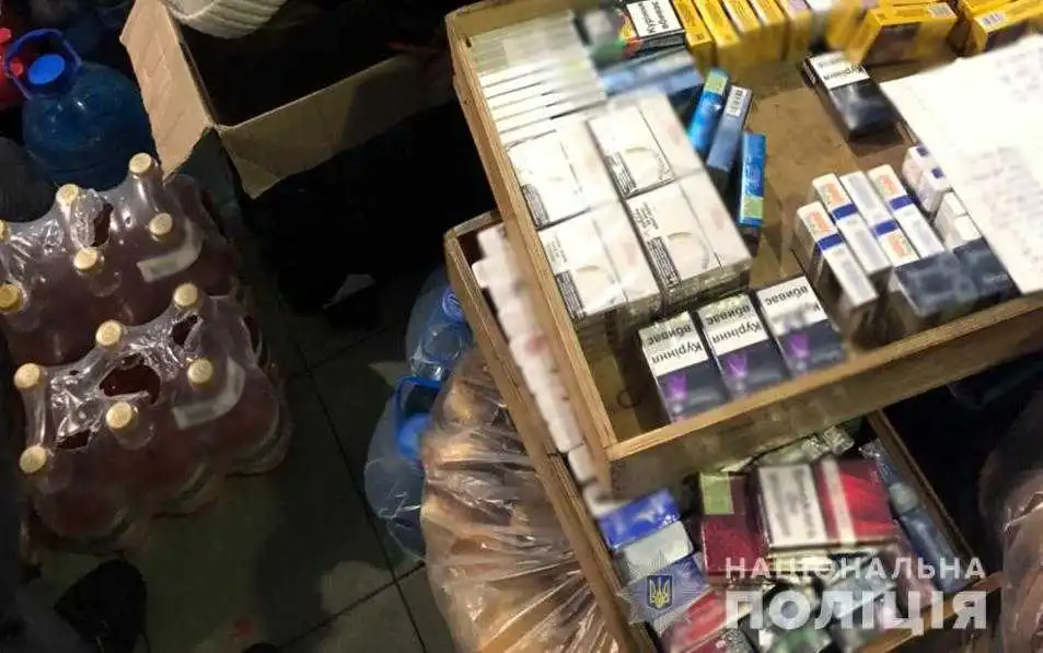 На Кіровоградщині поліцейські вилучили 400 літрів алкоголю та 300 пачок цигарок (ФОТО) фото 3