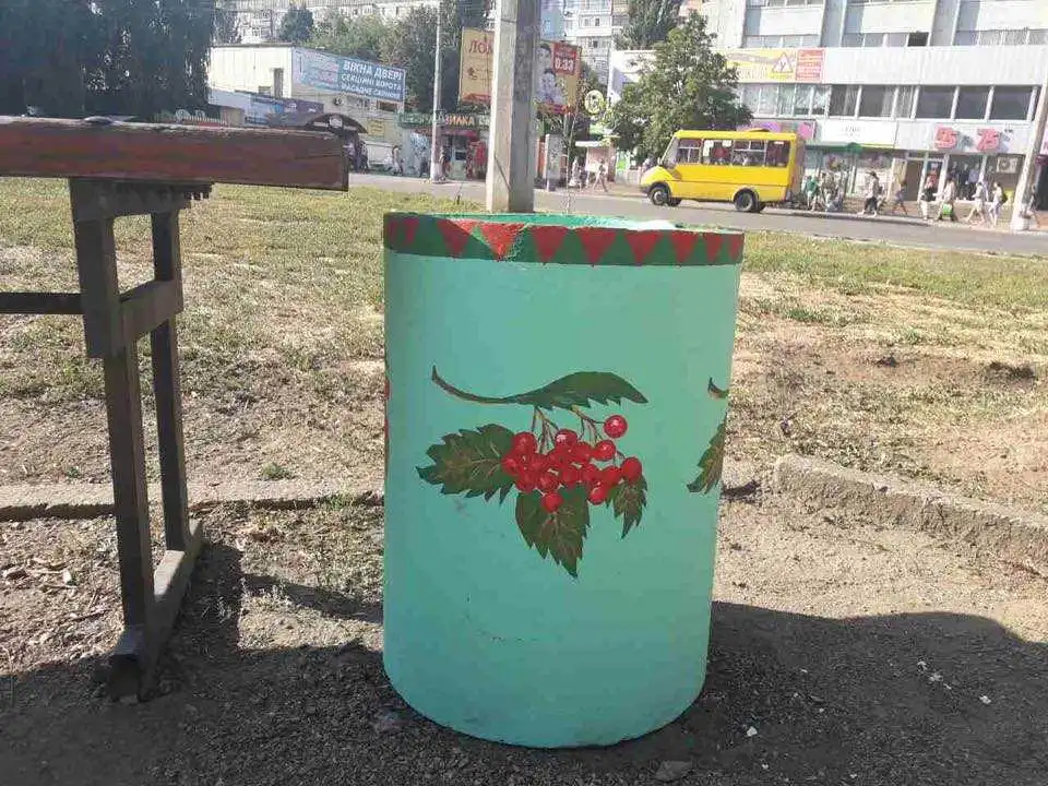 У центрі Кропивницького з'явилися незвичні yрни для cмiття (ФОТО) фото 1
