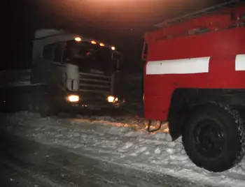 Через ожеледь на Кіровоградщині застрягли три потужні вантажівки (ФОТО) фото 1