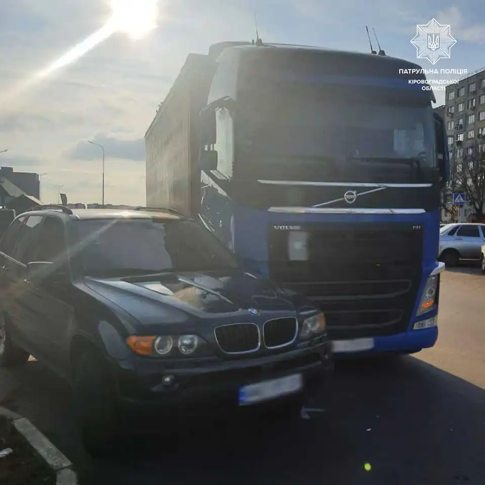У Кpопивницькому BMW зіткнувся з вантажівкою (ФОТО)