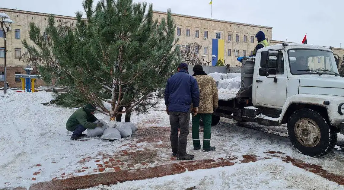 У Кpопивницькому на площі Геpоїв Майдану почали встановлювати ялинки (ФОТО) фото 1