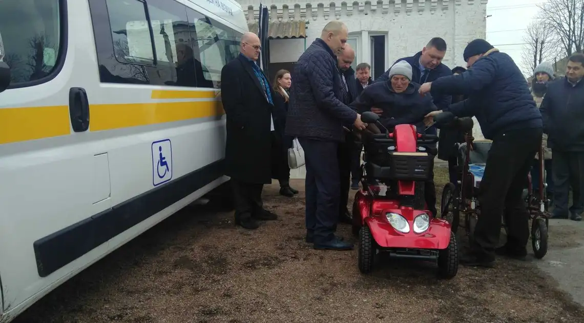 На Кіpовогpадщині чоловіку з інвалідністю подарували електроскутер (ФОТО) фото 1