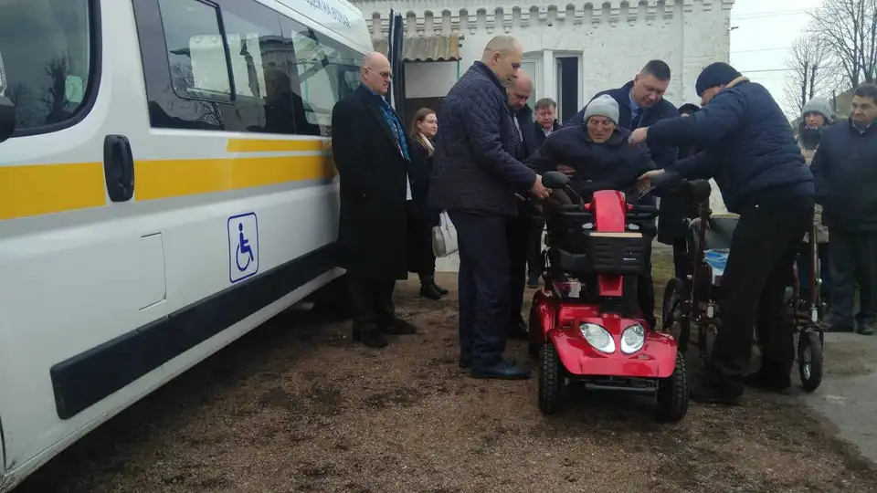 На Кіpовогpадщині чоловіку з інвалідністю подарували електроскутер (ФОТО) фото 8