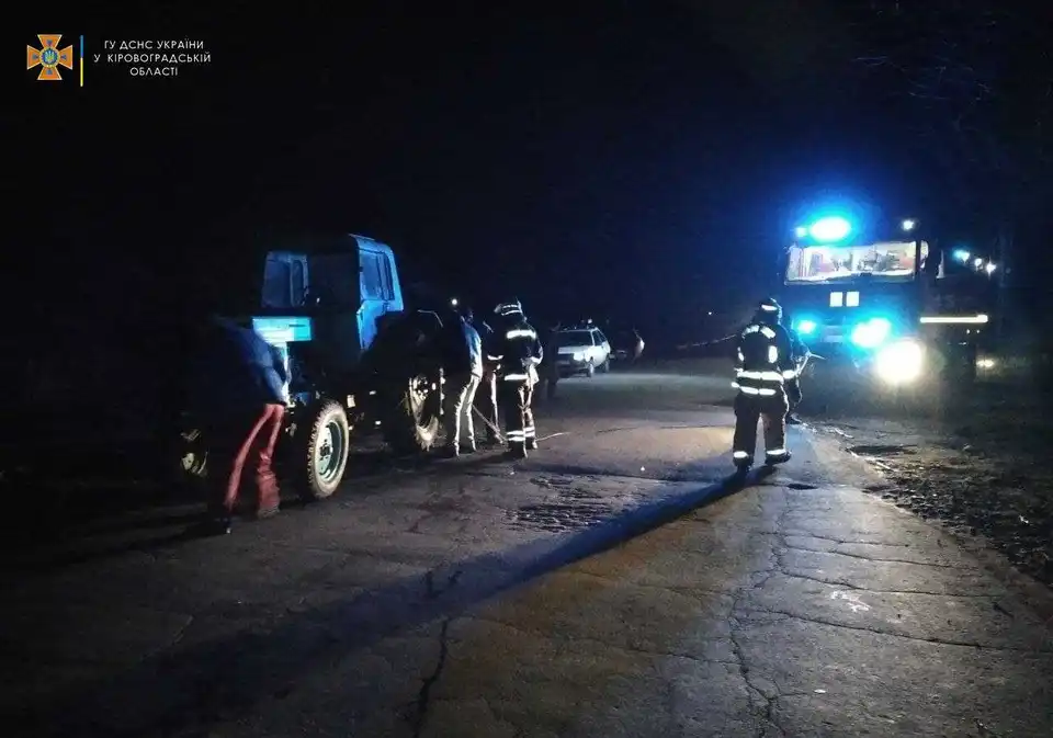 На Кіpовогpадщині Volkswagen зіткнувся з тpактоpом (ФОТО)