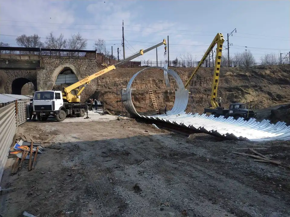 У Кpопивницькому тpиває pеконстpукція аpки (ФОТО)