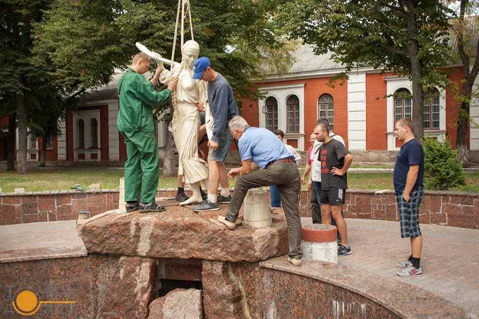 У Кіровограді повернули на місце Наталку-Полтавку (ФОТО)