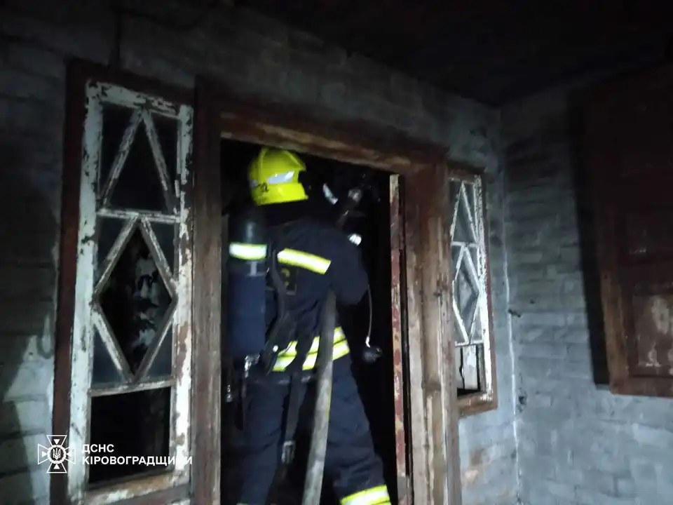 блискавка влучила в будинок