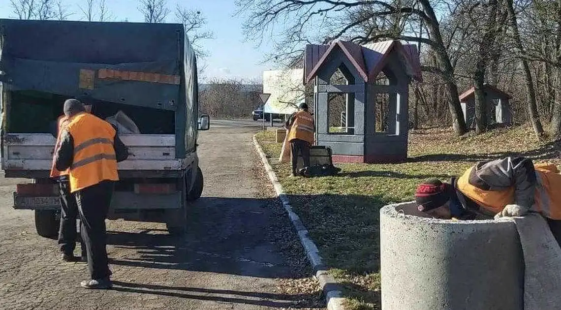 Узбіччя доріг на Кіровоградщині прибирають від сміття  (ФОТО) фото 1