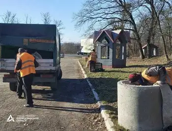 Узбіччя доріг на Кіровоградщині прибирають від сміття  (ФОТО) фото 1