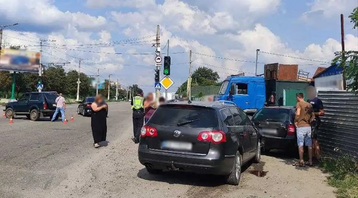 На перехресті в Кропивницькому сталася ДТП за участі трьох автомобілів (ФОТО) фото 1