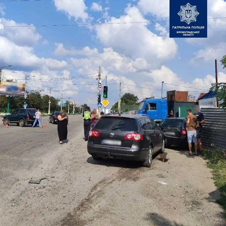 На перехресті в Кропивницькому сталася ДТП за участі трьох автомобілів (ФОТО)