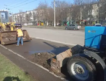 Кропивницький: комунальники чистять вулиці, прибирають сміття та упорядковують клумби (ФОТО) фото 1