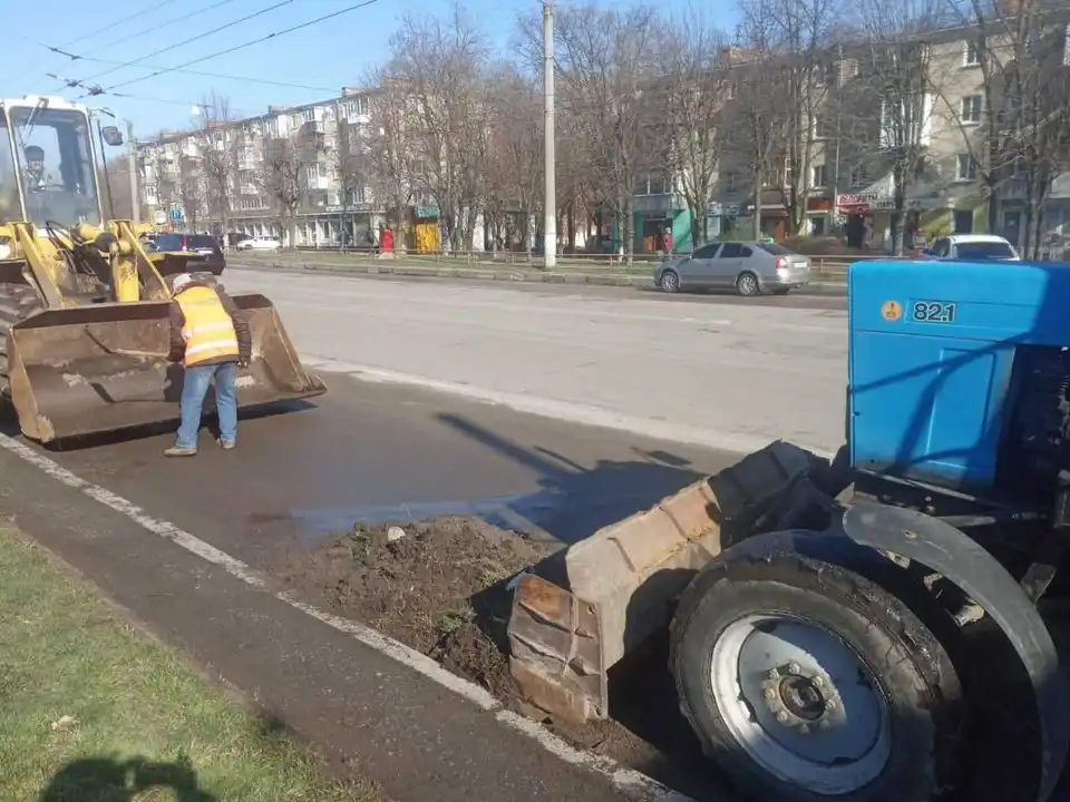 Кропивницький: комунальники чистять вулиці, прибирають сміття та упорядковують клумби (ФОТО) фото 1