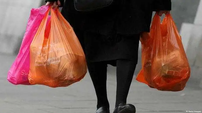 В Україні заборонять продавати пластикові пакети фото 1