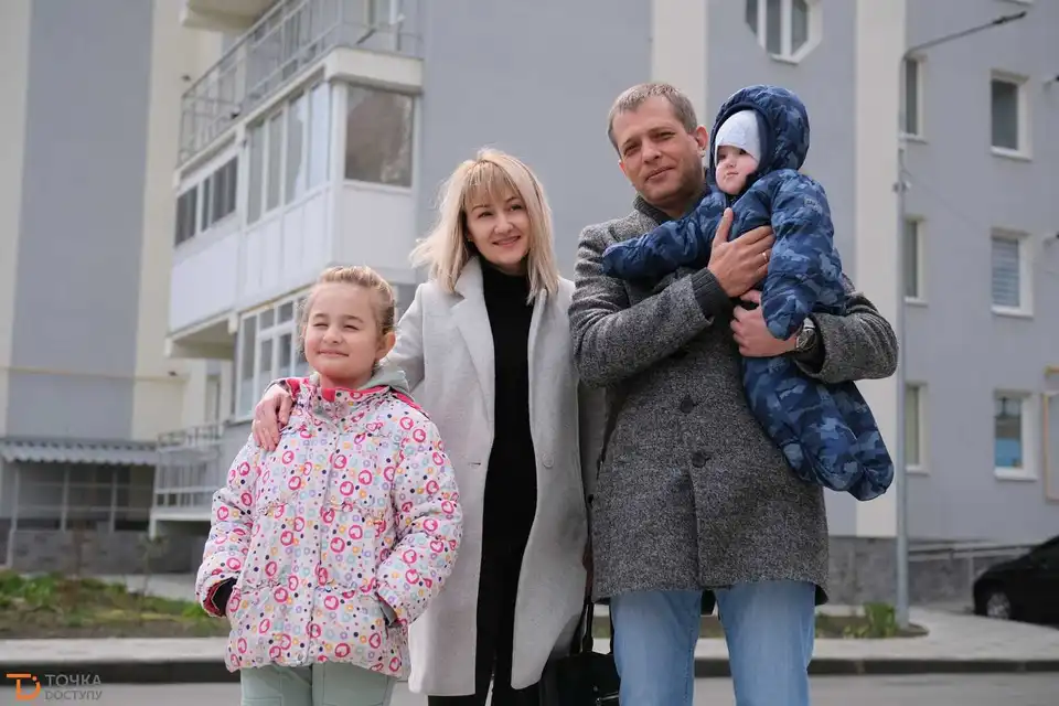 У Кропивницькому родина лікарів-переселенців отримала службову квартиру (ФОТО)