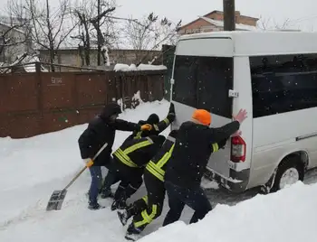 Шторм на Кіровоградщині: сотні заблокованих машин, заметені «швидкі», порятунок жінки з дитиною (ФОТО) фото 1