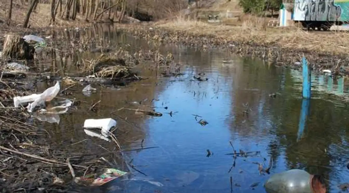 На Кіровоградщині затримали чоловіка, який вивозив сміття у річку (ФОТО) фото 1