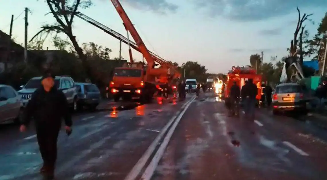 У Кропивницькому в зв’язку з ліквідацією наслідків негоди перекрили одну з вулиць (ОНОВЛЕНО) фото 1