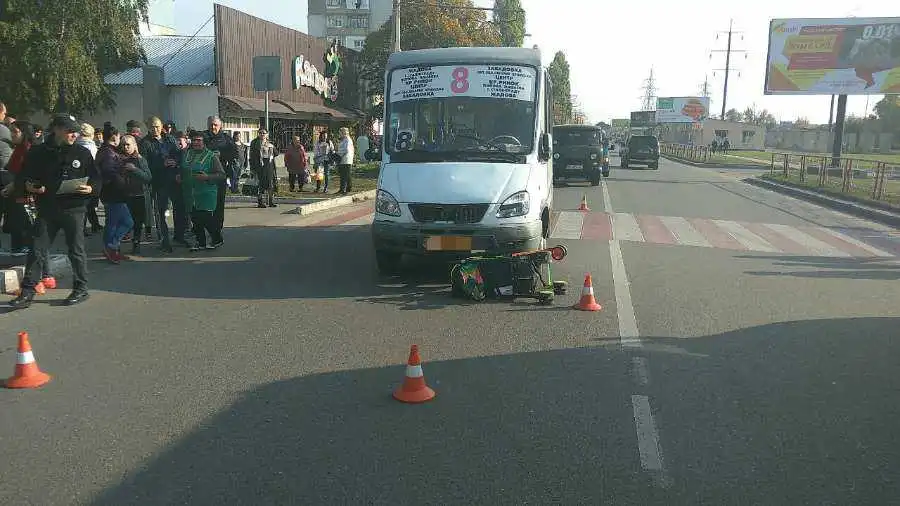 У Кропивницькому мама з дитиною потрапила під колеса маршрутки (ФОТО)