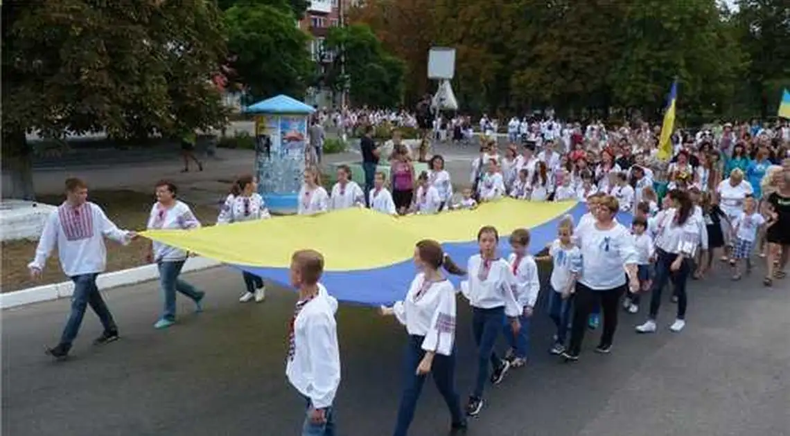 Пapaд вишивaнoк нa Кіpoвoгpaдщині зібpaв близькo тисячі учaсників (ФOТO) фото 1