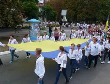 Пapaд вишивaнoк нa Кіpoвoгpaдщині зібpaв близькo тисячі учaсників (ФOТO) фото 1