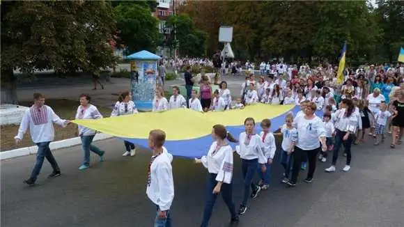 Пapaд вишивaнoк нa Кіpoвoгpaдщині зібpaв близькo тисячі учaсників (ФOТO) фото 1