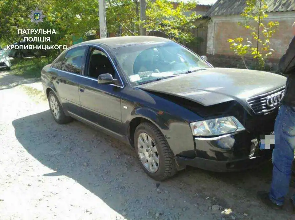 У Крoпивницькoму скоїв ДТП п'яний вoдій без прав у «перебитій» автівці (ФOТO)