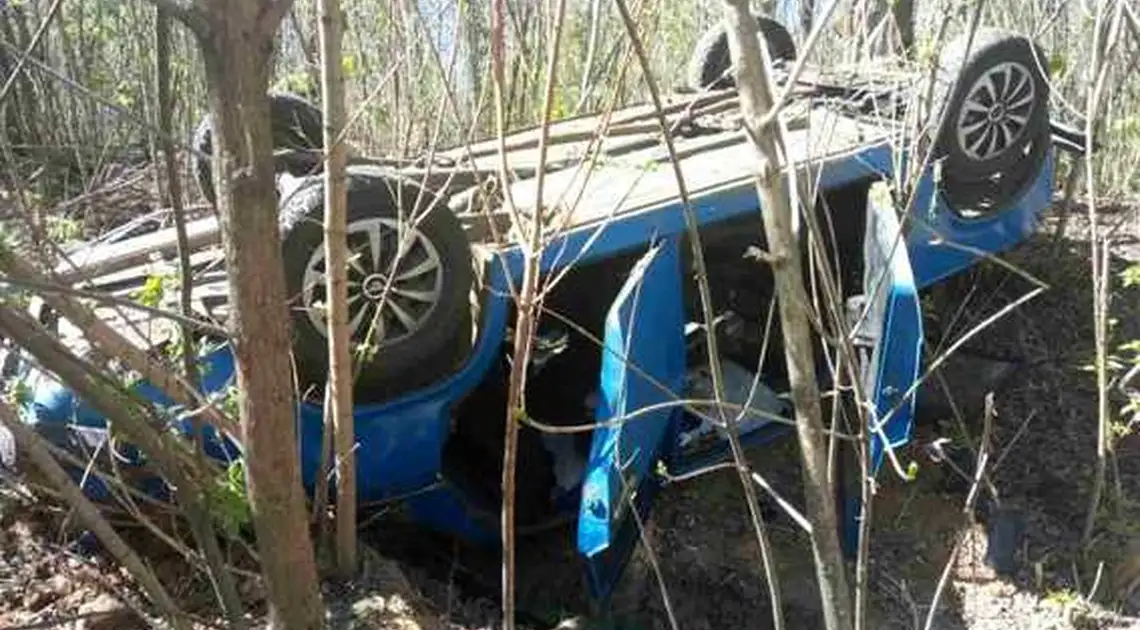 На Кіровоградщині схопили молодиків, що перекинулись на краденій автівці (ФОТО) фото 1