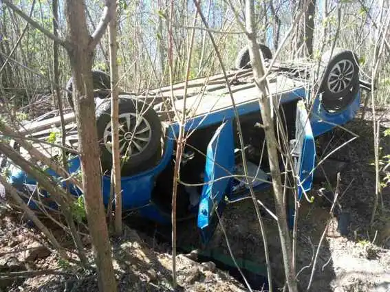На Кіровоградщині схопили молодиків, що перекинулись на краденій автівці (ФОТО)