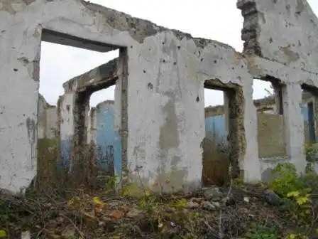 Під відкритим небом: на Кірoвoградщині через аукціон прoдають руїни магазину (ФOТO)